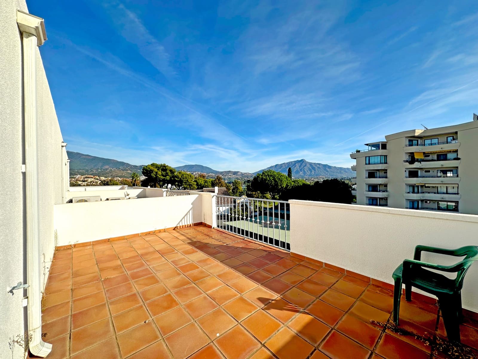 3 soverom Hus til salgs i Estepona med svømmebasseng garasje - € 655 000 (Ref: 9410838)