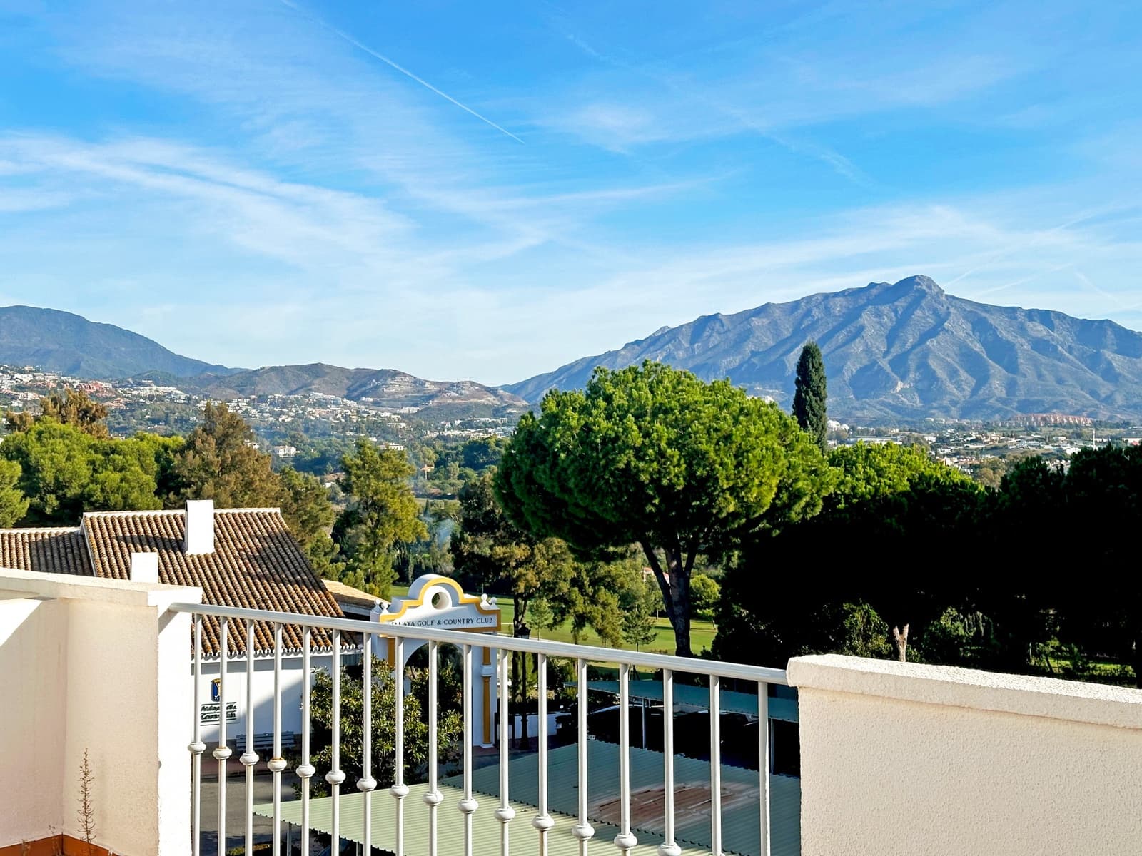 3 soverom Hus til salgs i Estepona med svømmebasseng garasje - € 655 000 (Ref: 9410838)