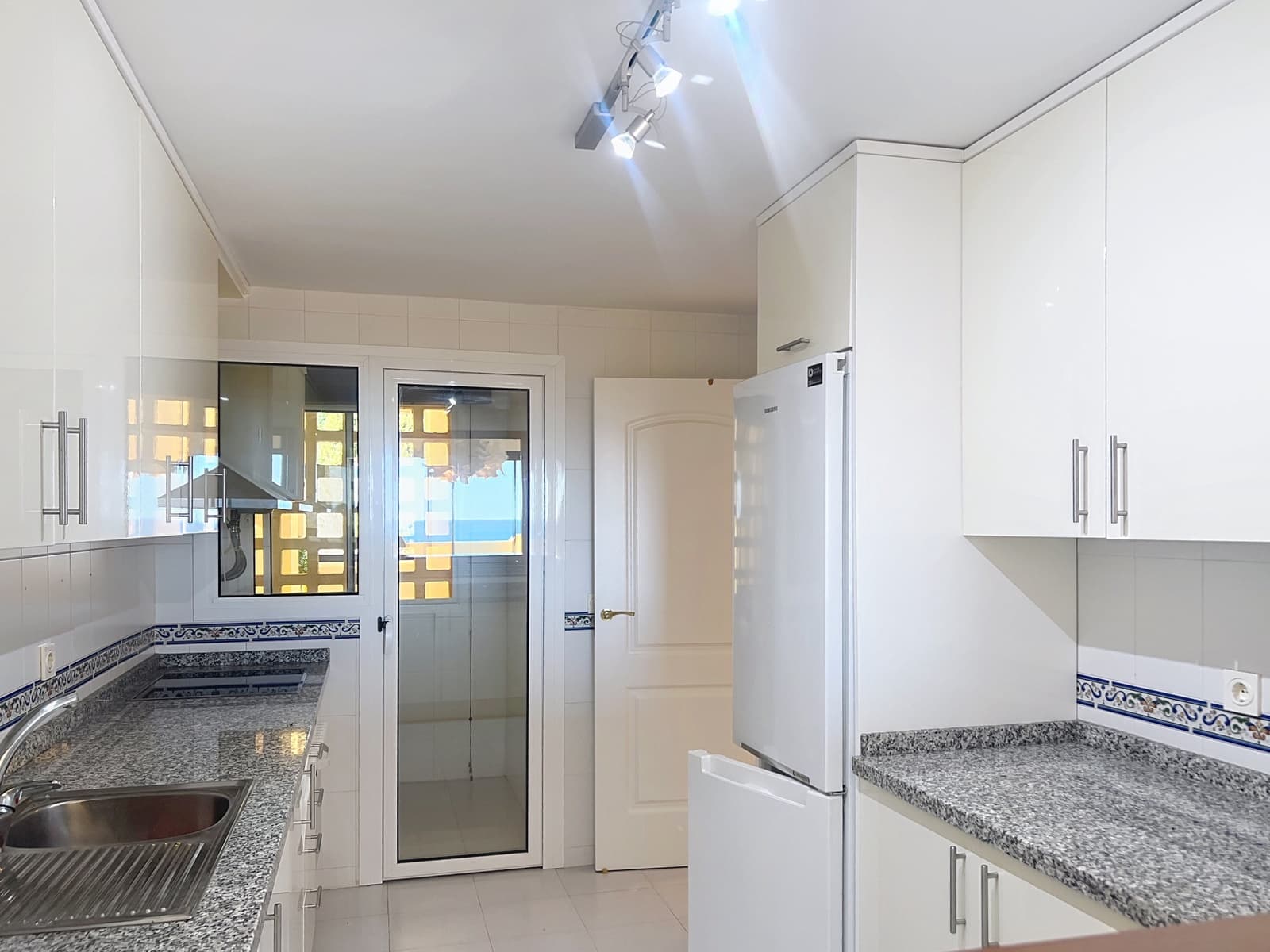 2 chambre Appartement à vendre à Manilva avec piscine garage - 275 000 € (Ref: 9427036)