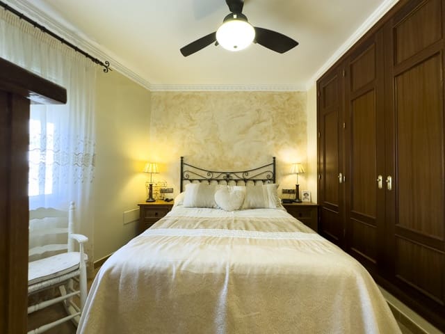 3 quarto Penthouse para venda em Estepona com garagem - 639 000 € (Ref: 9516064)