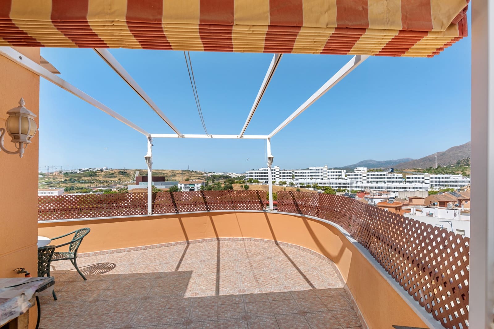 3 bedroom Penthouse for sale in Estepona with garage - € 620,000 (Ref: 9516064)
