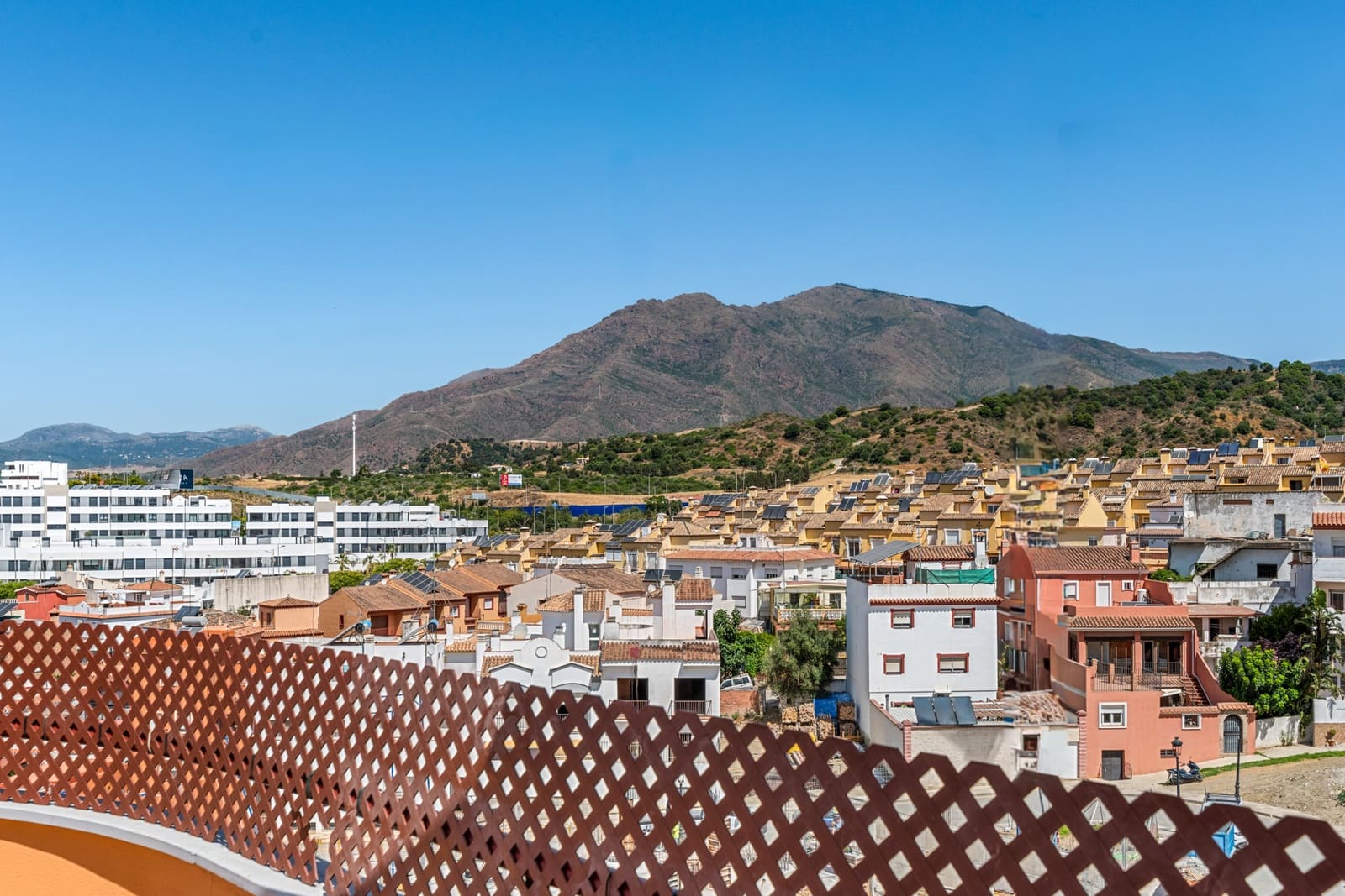 3 bedroom Penthouse for sale in Estepona with garage - € 620,000 (Ref: 9516064)
