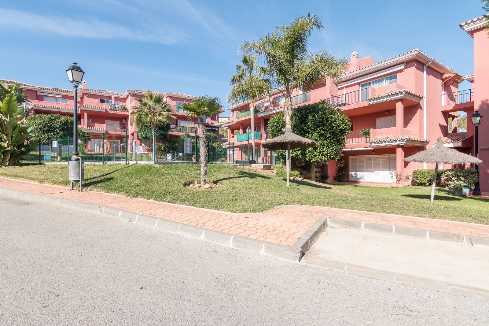 1 sovrum Lägenhet till salu i Manilva med pool garage - 219 000 € (Ref: 9738390)