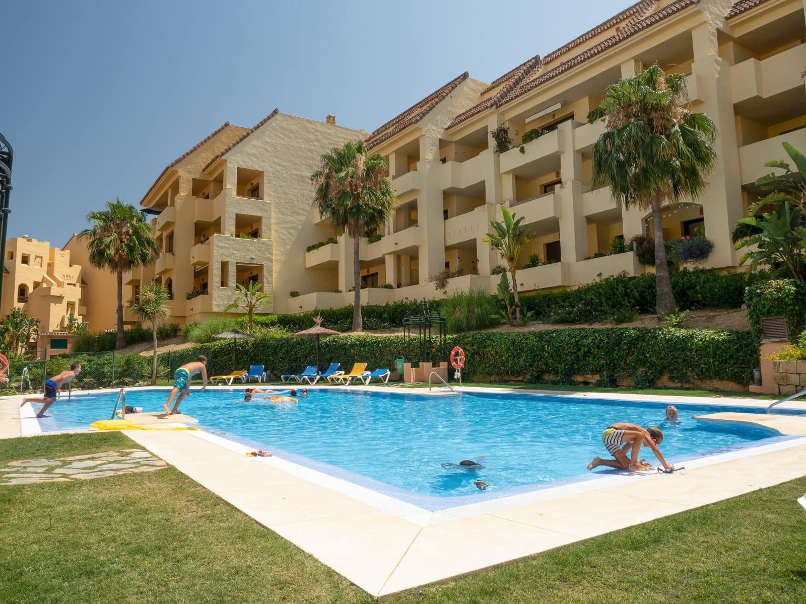 2 soveværelse Lejlighed til salg i Manilva med swimmingpool garage - € 315.000 (Ref: 9751836)