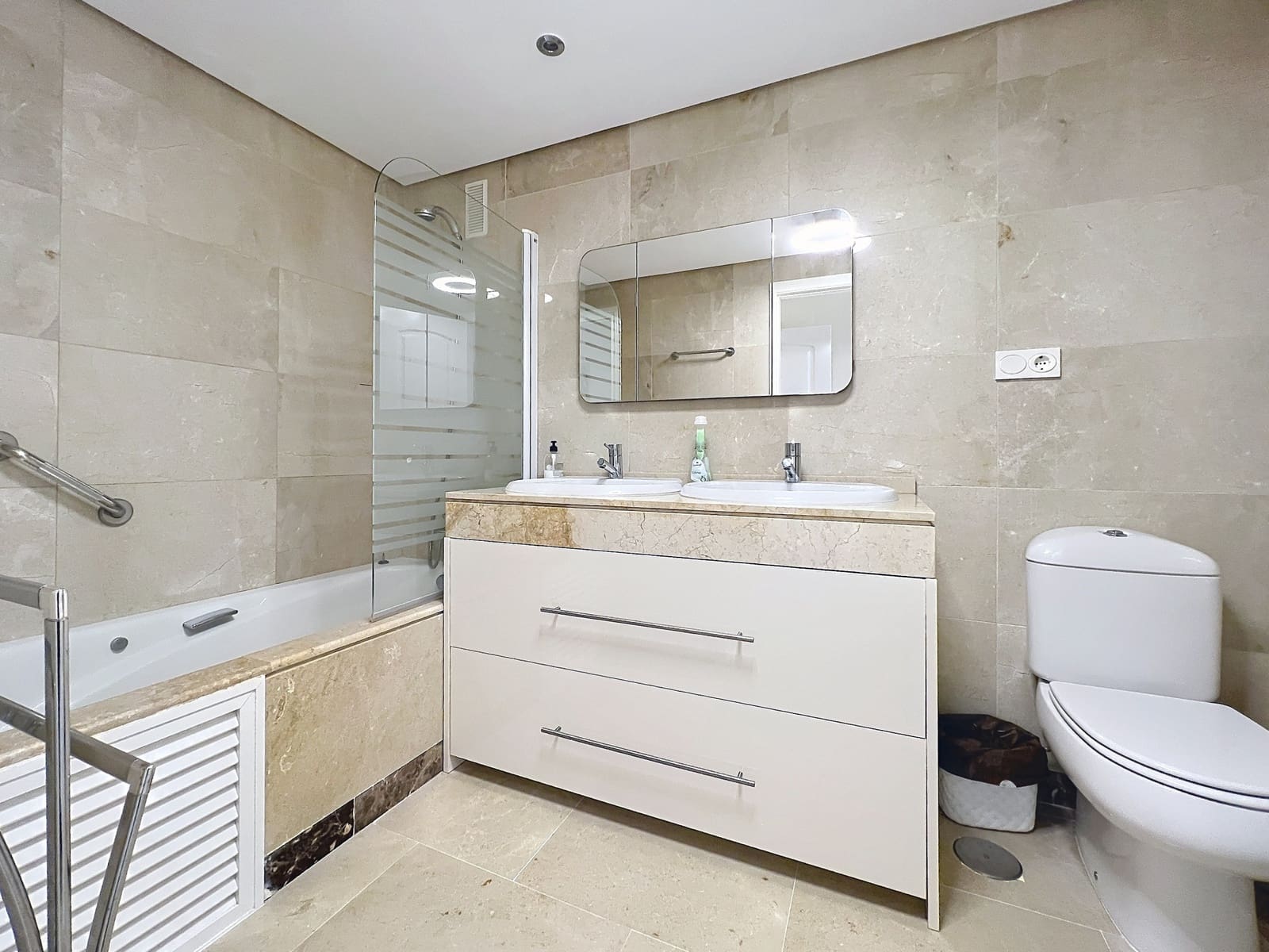 2 sovrum Lägenhet till salu i Manilva med pool garage - 315 000 € (Ref: 9751836)
