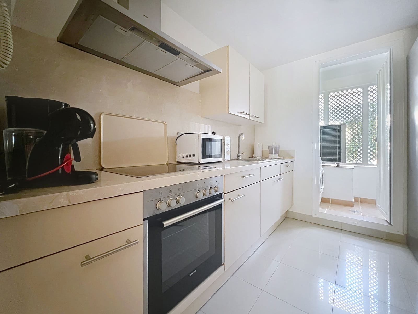 Apartamento de 2 habitaciones en Estepona en venta con piscina garaje - 399.000 € (Ref: 9780507)
