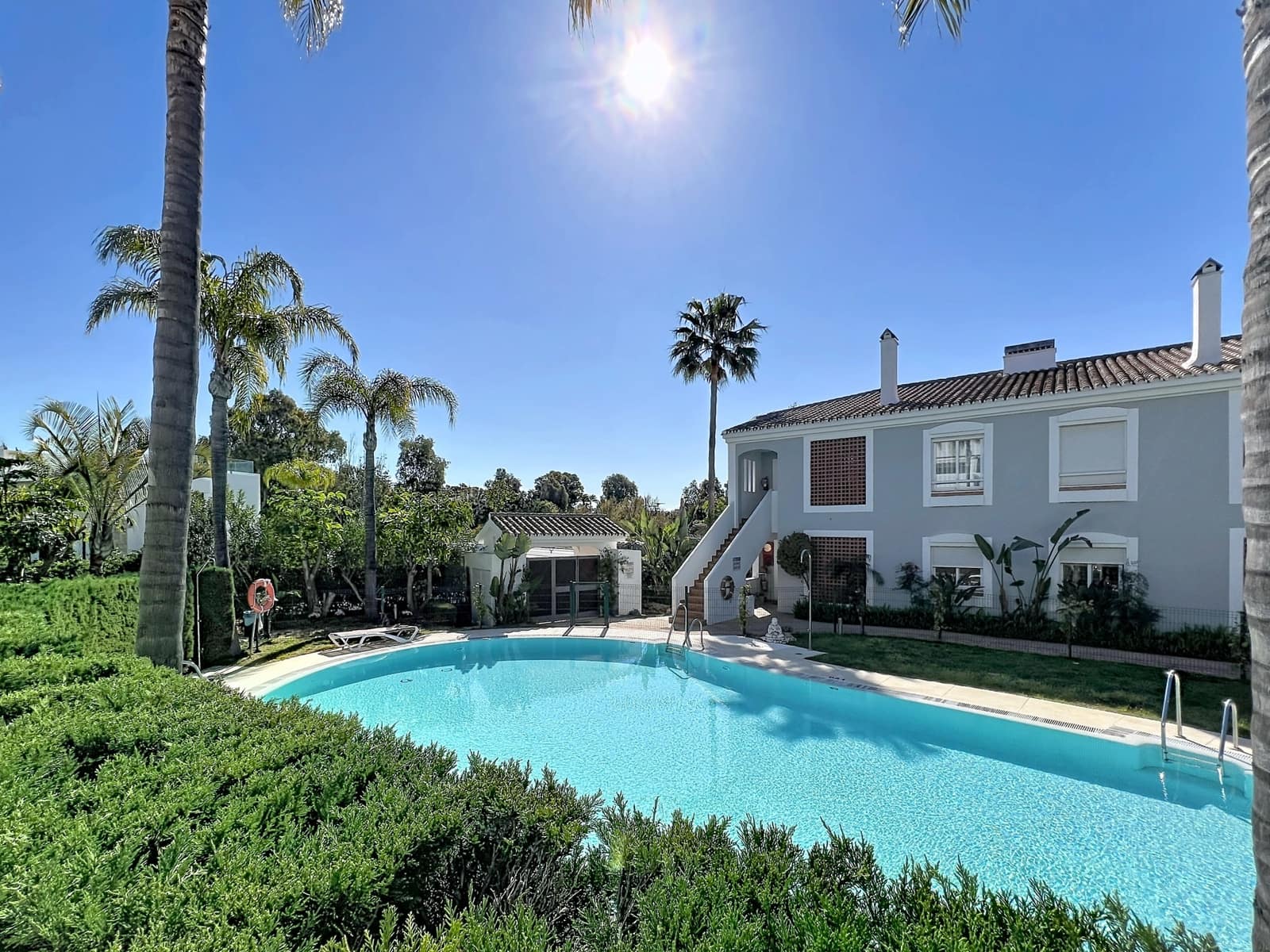 Apartamento de 2 habitaciones en Estepona en venta con piscina garaje - 399.000 € (Ref: 9780507)