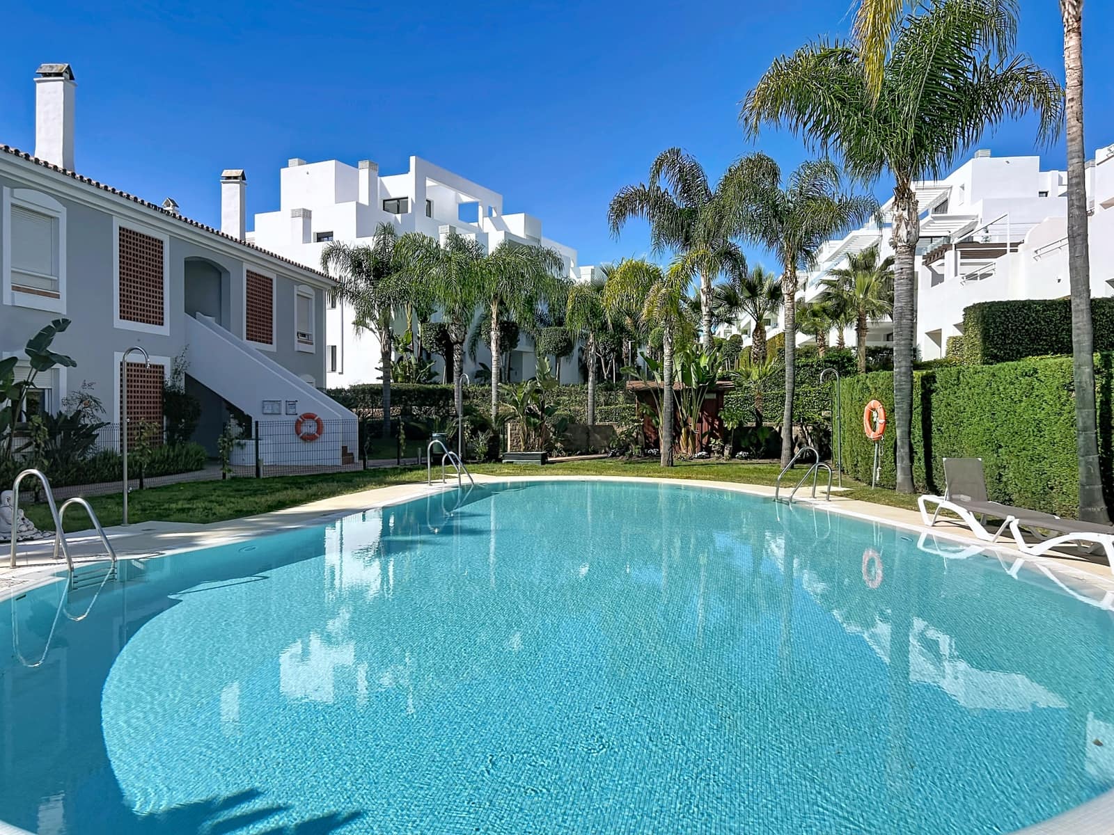 Apartamento de 2 habitaciones en Estepona en venta con piscina garaje - 399.000 € (Ref: 9780507)