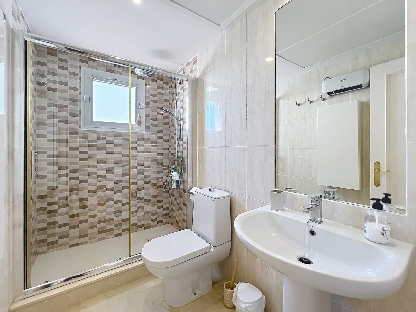 2 makuuhuone Huoneisto myytävänä paikassa Manilva mukana 
autotalli - 285 000 € (Ref: 9804268)