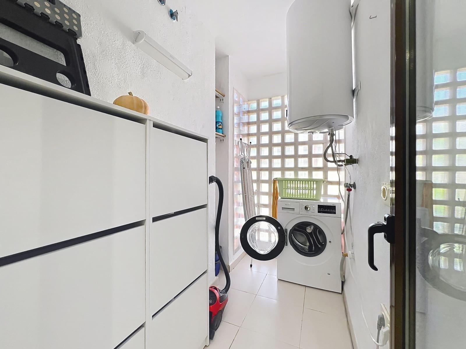 2 makuuhuone Huoneisto myytävänä paikassa Manilva mukana uima-altaan 
autotalli - 320 000 € (Ref: 9861710)