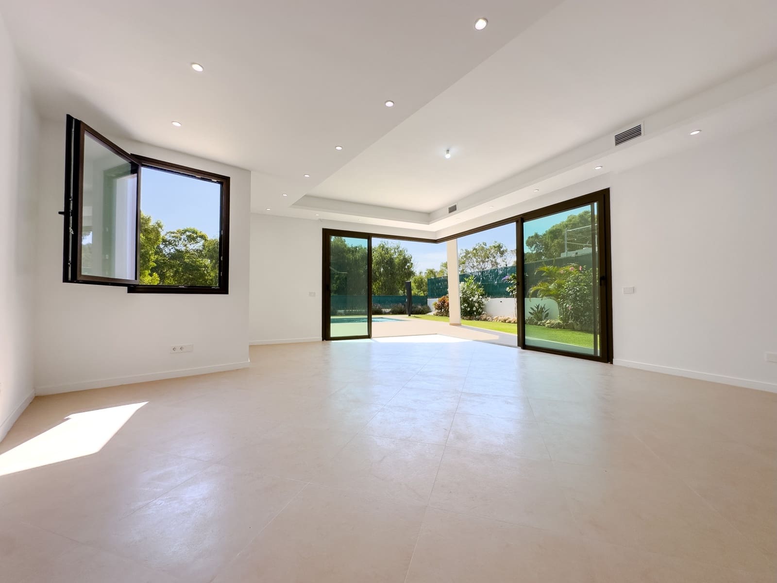 Chalet de 4 habitaciones en Estepona en venta con piscina garaje - 2.200.000 € (Ref: 9911003)