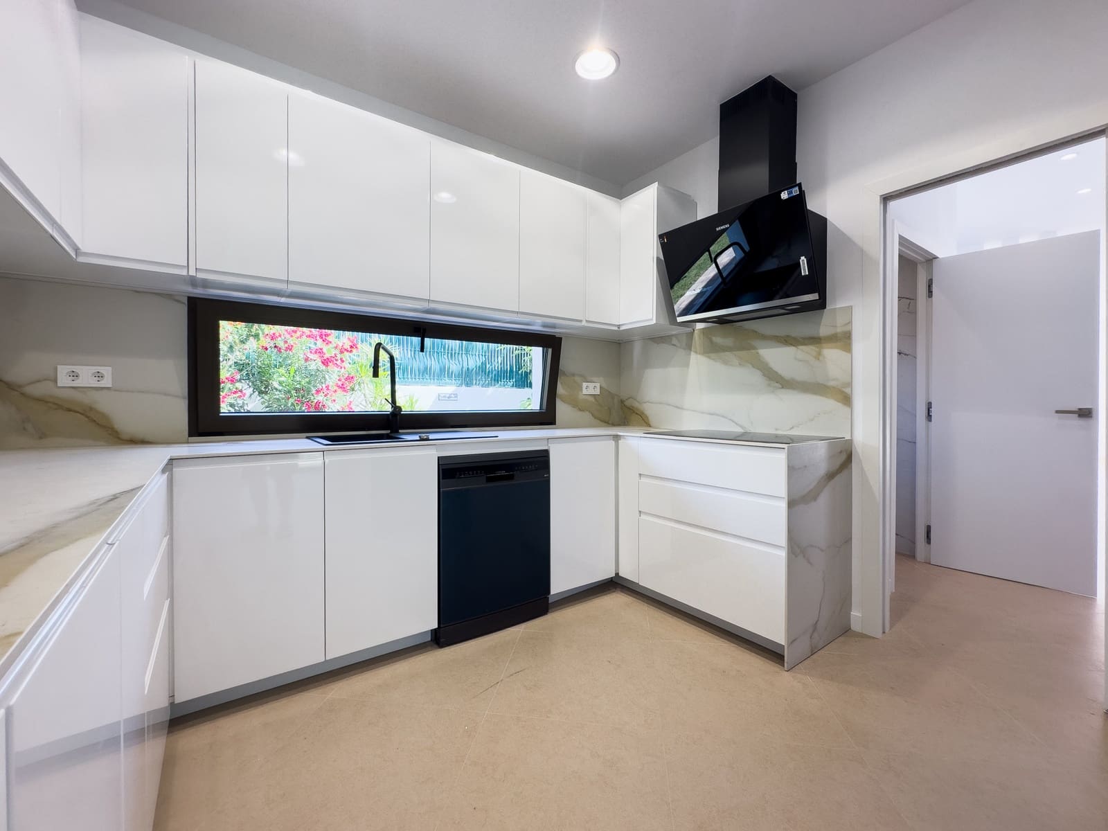 Chalet de 4 habitaciones en Estepona en venta con piscina garaje - 2.200.000 € (Ref: 9911003)