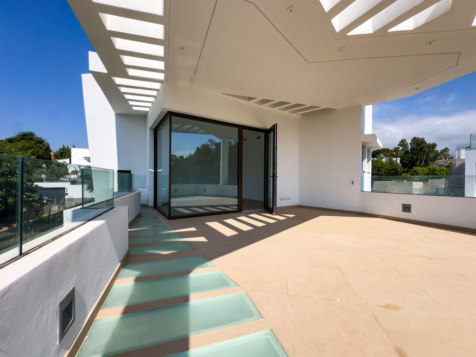 Chalet de 4 habitaciones en Estepona en venta con piscina garaje - 2.200.000 € (Ref: 9911003)