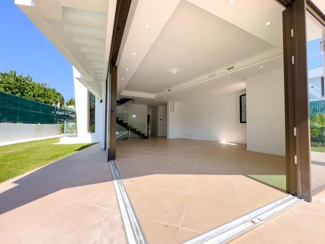 Chalet de 4 habitaciones en Estepona en venta con piscina garaje - 2.200.000 € (Ref: 9911003)