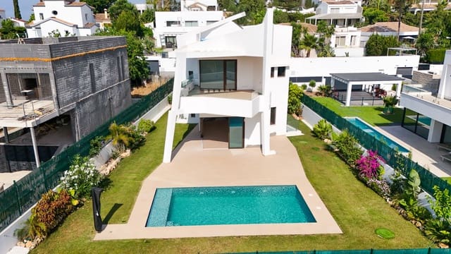 Chalet de 4 habitaciones en Estepona en venta con piscina garaje - 2.200.000 € (Ref: 9911003)
