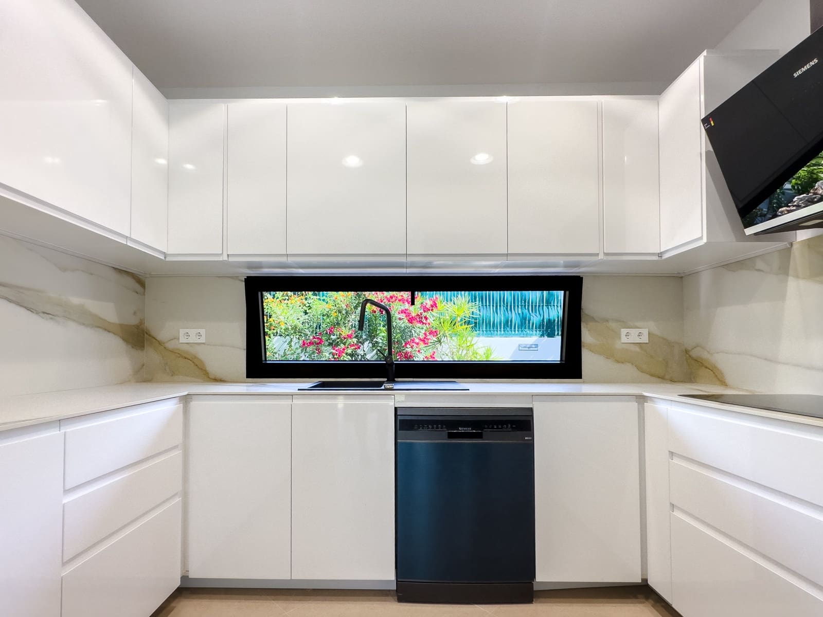 Chalet de 4 habitaciones en Estepona en venta con piscina garaje - 2.200.000 € (Ref: 9911003)