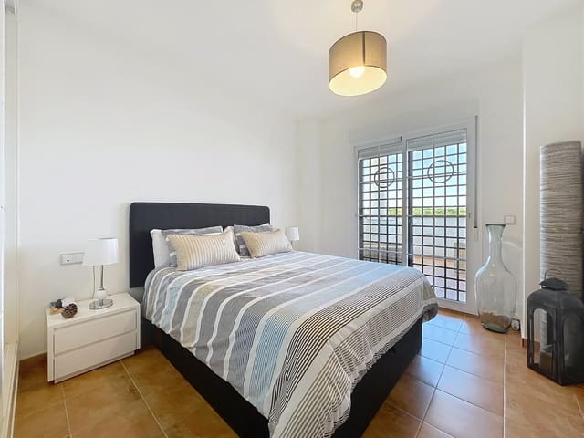 2 slaapkamer Appartement te koop in La Alcaidesa met zwembad garage - € 329.000 (Ref: 9915471)