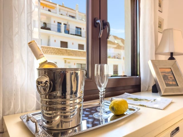 Apartamento de 2 habitaciones en La Duquesa / Puerto de la Duquesa, Manilva en venta con garaje - 335.000 € (Ref: 9954208)