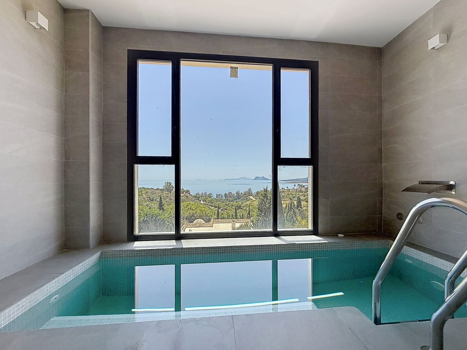 2 slaapkamer Appartement te koop in Manilva met zwembad garage - € 375.000 (Ref: 9957947)