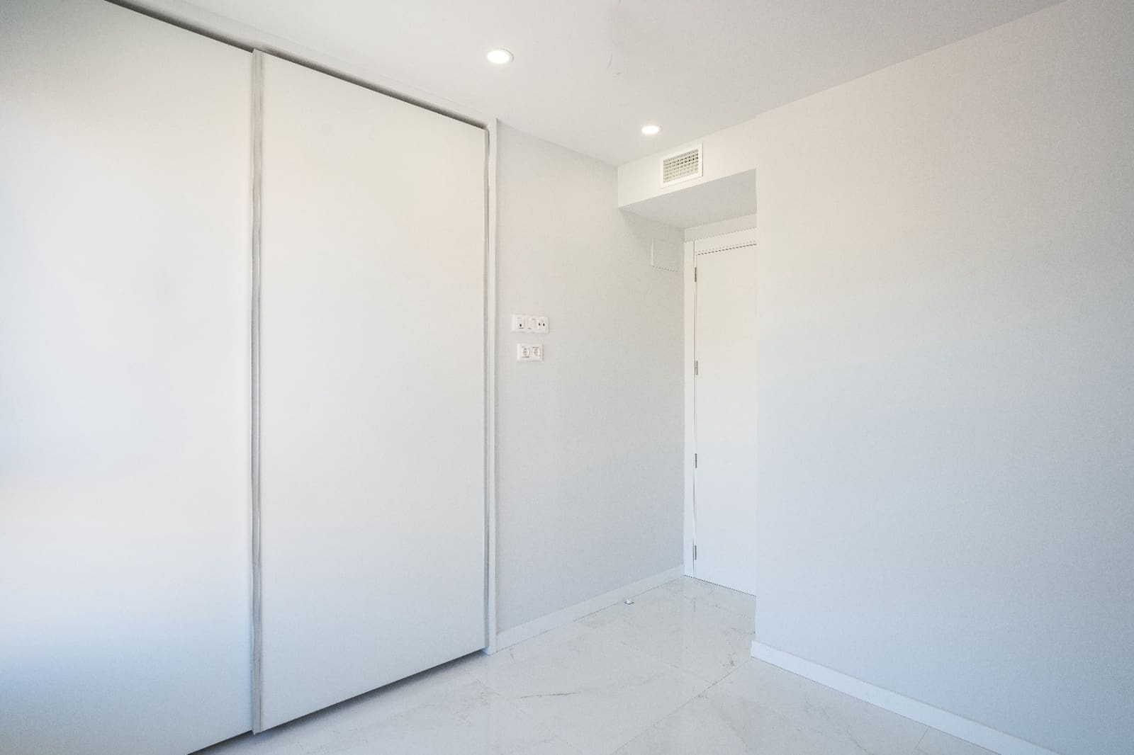 3 bedroom Apartment for sale in Benidorm with pool garage - € 1,025,000 (Ref: 8596265)