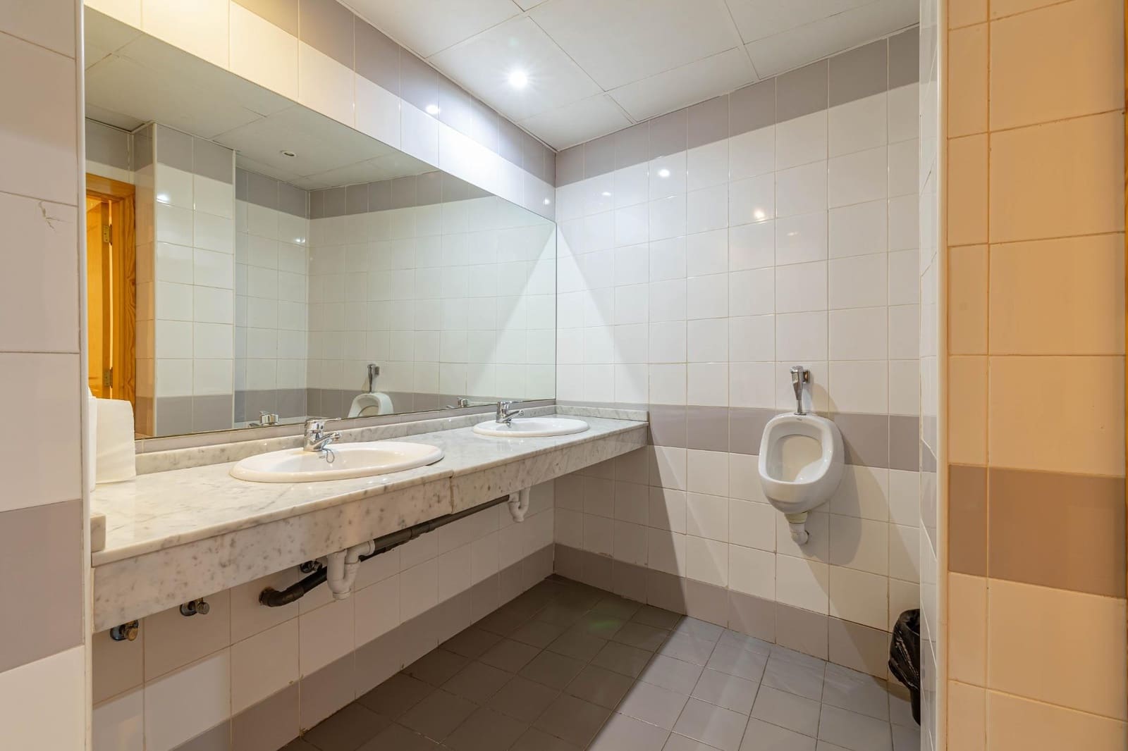 Kommersiell til salgs i Las Palmas de Gran Canaria - € 290 000 (Ref: 9141630)