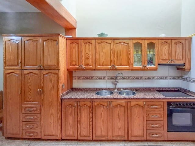 4 makuuhuone Rivitalo myytävänä paikassa Gáldar mukana 
autotalli - 214 000 € (Ref: 9183694)