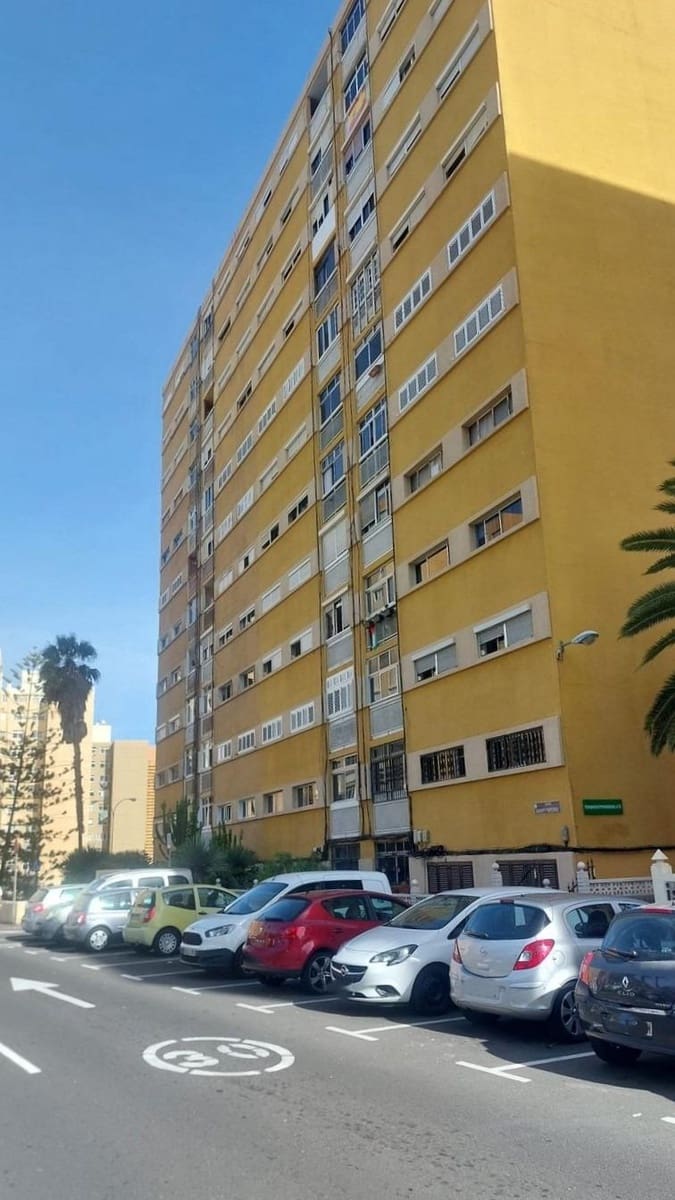 Piso de 3 habitaciones en Las Palmas de Gran Canaria en venta - 160.000 € (Ref: 9468516)
