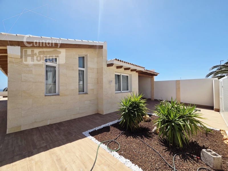 3 bedroom Villa for sale in Arico with pool garage - € 600,000 (Ref: 10003777)