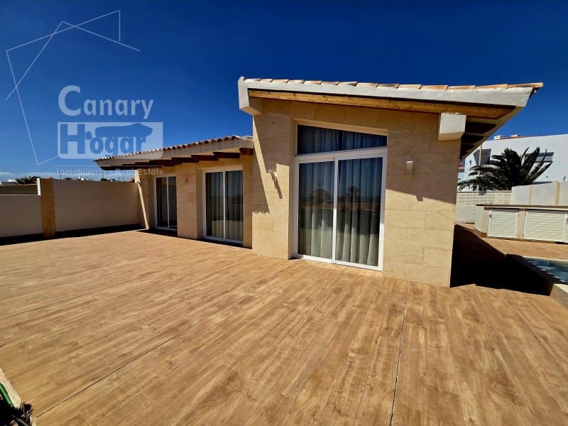 3 bedroom Villa for sale in Arico with pool garage - € 600,000 (Ref: 10003777)