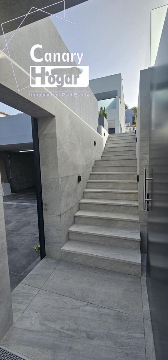 4 makuuhuone Huvila myytävänä paikassa El Madronal mukana uima-altaan 
autotalli - 1 800 000 € (Ref: 8419881)