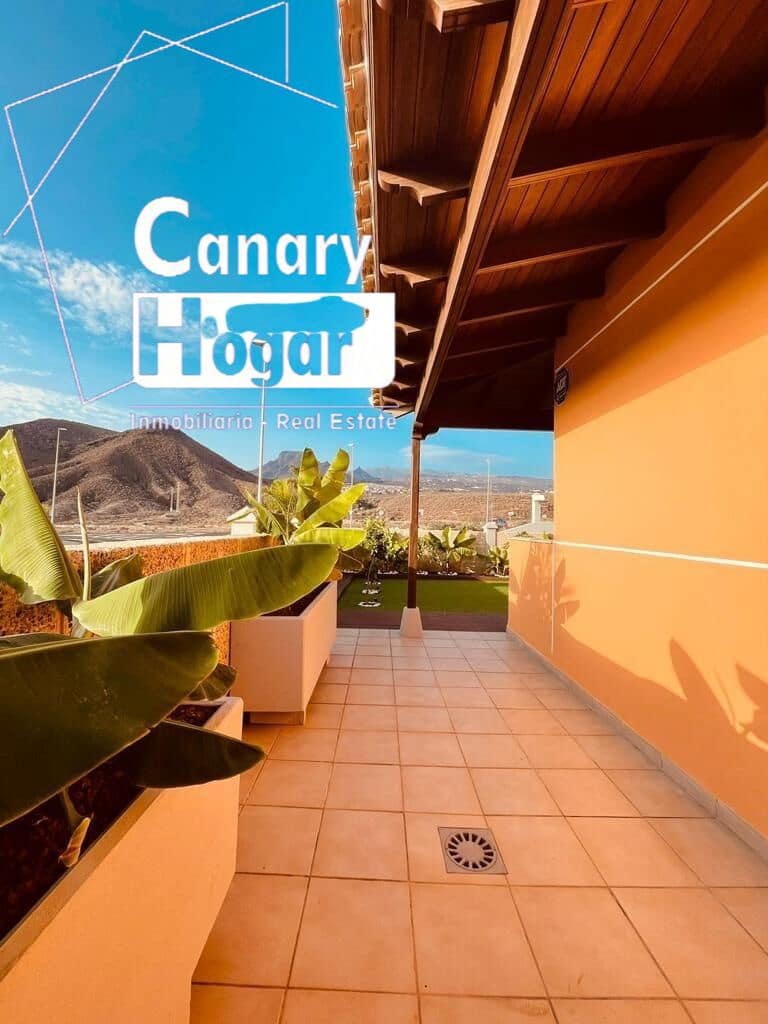 4 bedroom Villa for sale in Los Cristianos with pool garage - € 775,000 (Ref: 8612637)