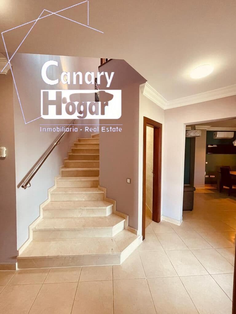 4 bedroom Villa for sale in Los Cristianos with pool garage - € 775,000 (Ref: 8612637)