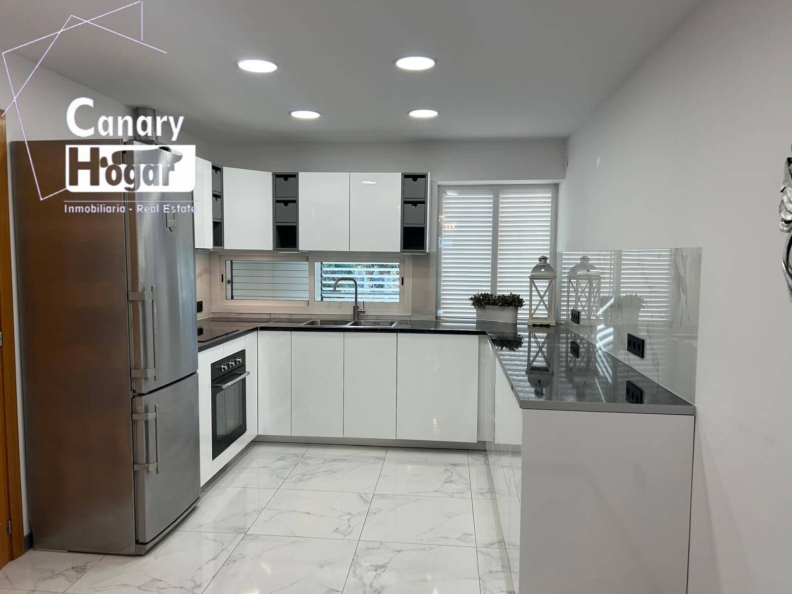 4 soverom Rekkehus til salgs i Fanabe med svømmebasseng garasje - € 650 000 (Ref: 8780145)