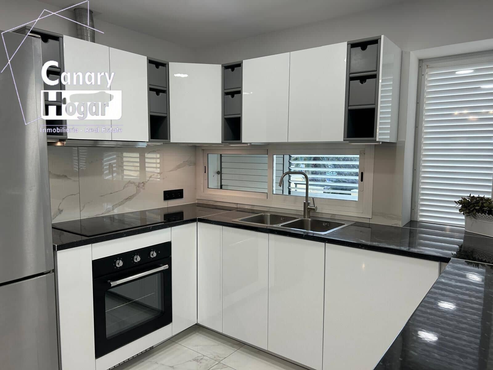 4 soverom Rekkehus til salgs i Fanabe med svømmebasseng garasje - € 650 000 (Ref: 8780145)