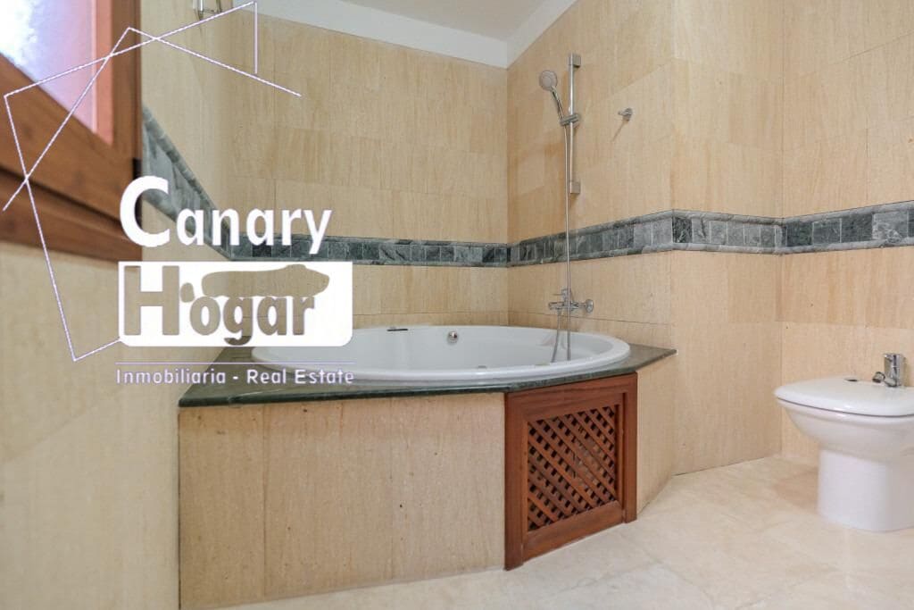 3 slaapkamer Villa te koop in Playa del Duque met zwembad garage - € 1.120.000 (Ref: 9462458)