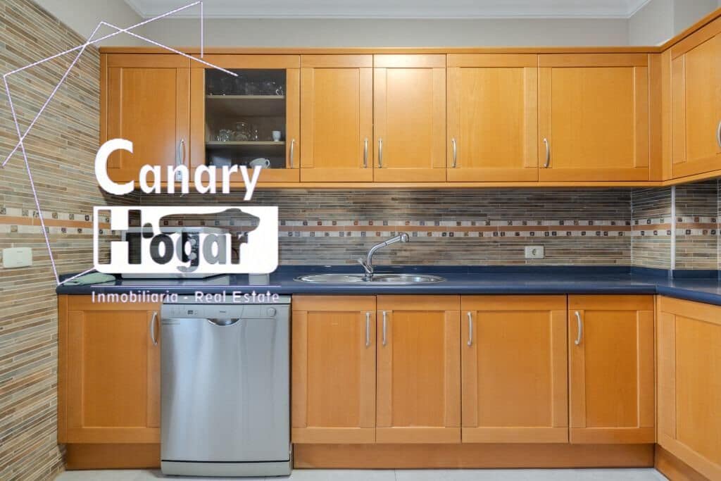 3 slaapkamer Villa te koop in Playa del Duque met zwembad garage - € 1.120.000 (Ref: 9462458)