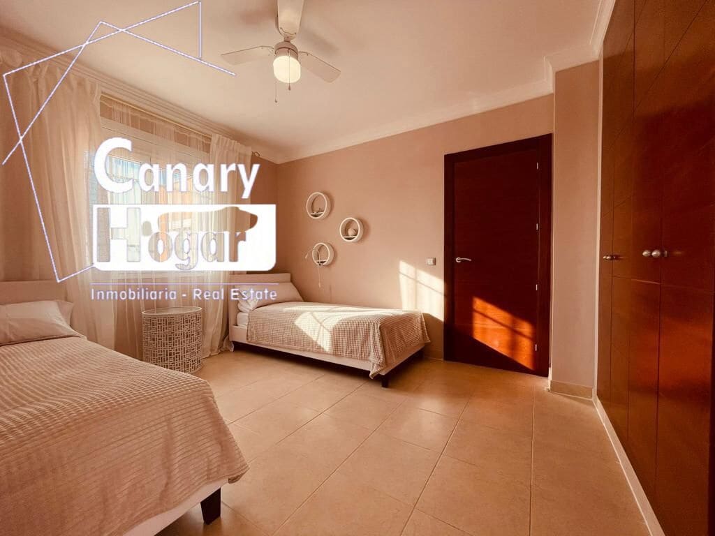 4 bedroom Villa for sale in Los Cristianos with pool garage - € 775,000 (Ref: 9666613)