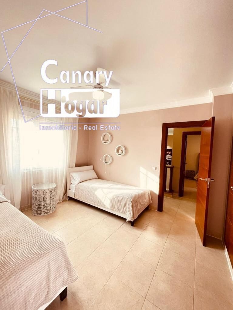 4 bedroom Villa for sale in Los Cristianos with pool garage - € 775,000 (Ref: 9666613)