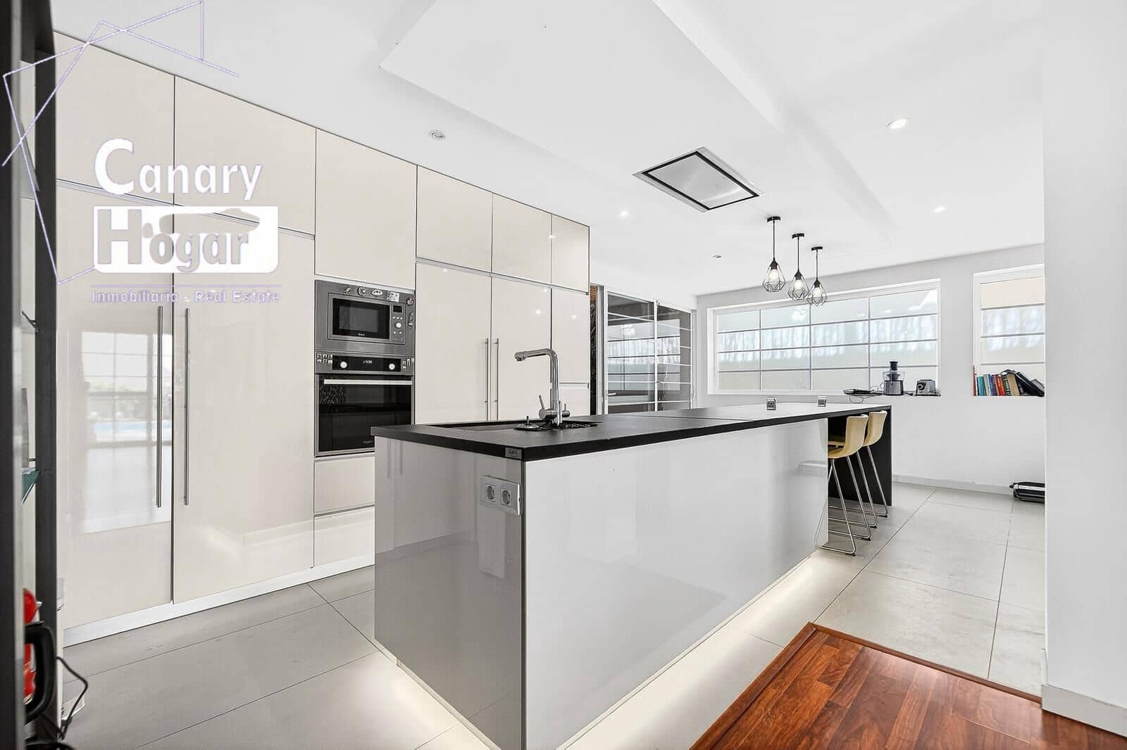 5 bedroom Villa for sale in Los Cristianos with pool - € 1,790,000 (Ref: 9704945)