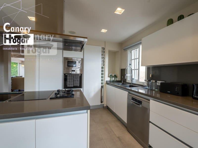 3 bedroom Villa for sale in Costa Adeje with pool garage - € 1,499,000 (Ref: 9834133)