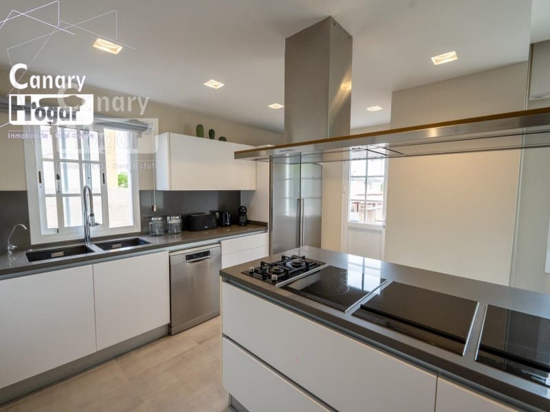 3 bedroom Villa for sale in Costa Adeje with pool garage - € 1,499,000 (Ref: 9834133)