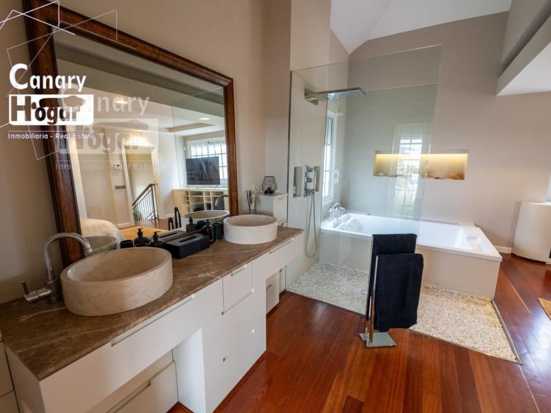 3 bedroom Villa for sale in Costa Adeje with pool garage - € 1,499,000 (Ref: 9834133)