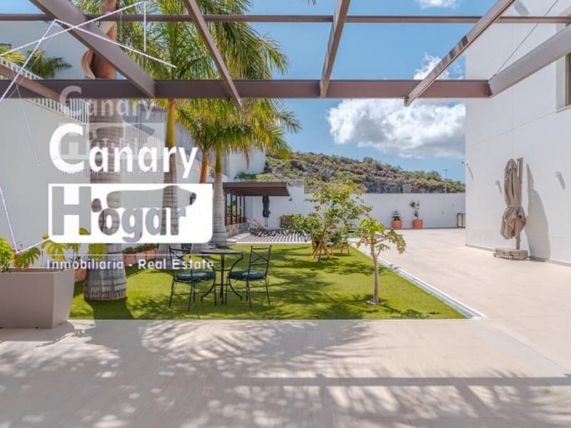 5 bedroom Villa for sale in Costa Adeje with pool garage - € 2,100,000 (Ref: 9834134)