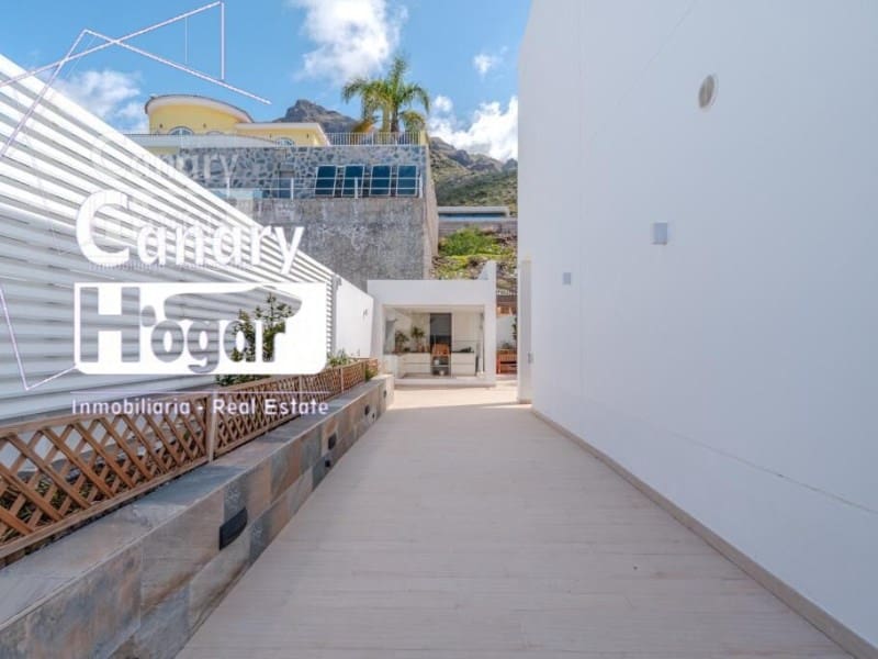 5 bedroom Villa for sale in Costa Adeje with pool garage - € 2,100,000 (Ref: 9834134)