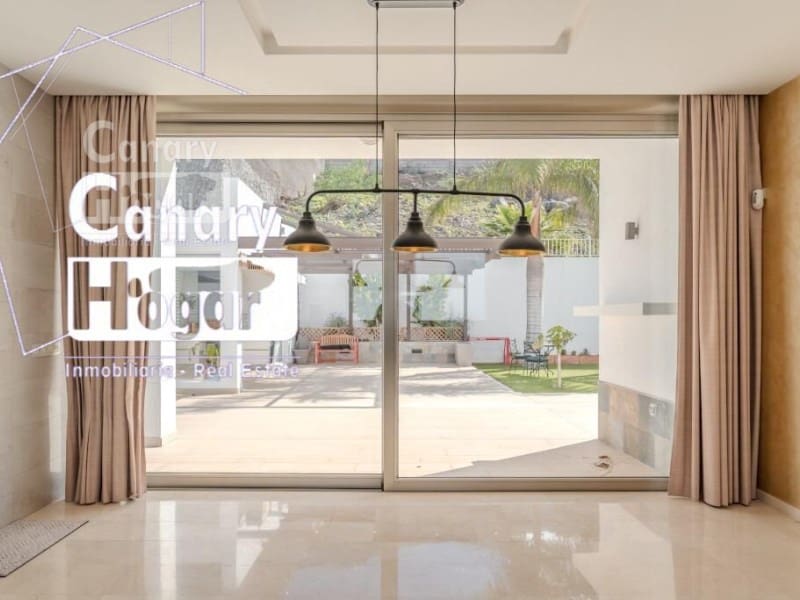 5 bedroom Villa for sale in Costa Adeje with pool garage - € 2,100,000 (Ref: 9834134)