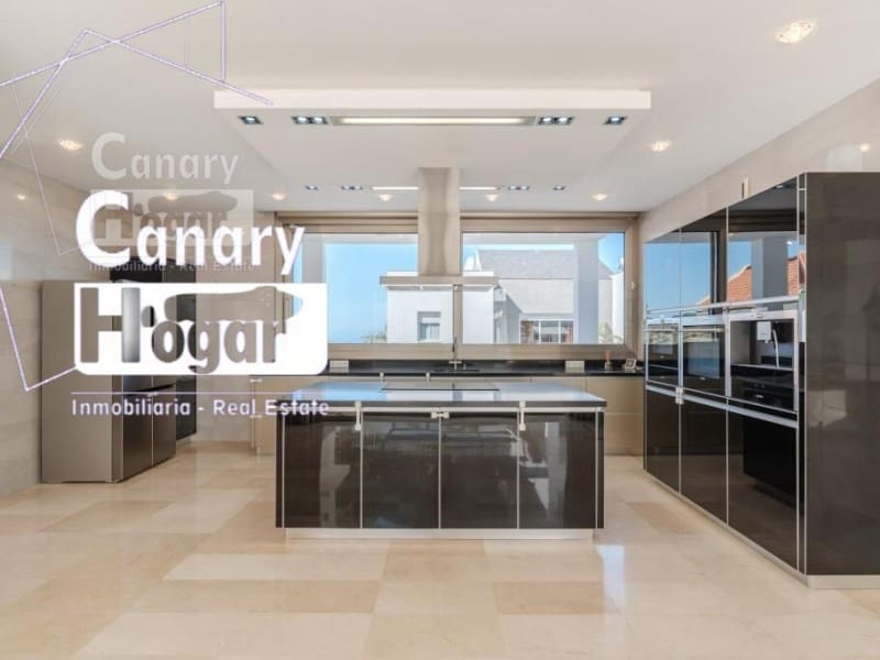 5 bedroom Villa for sale in Costa Adeje with pool garage - € 2,100,000 (Ref: 9834134)