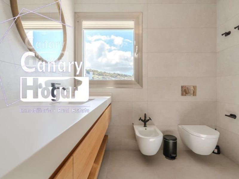 5 bedroom Villa for sale in Costa Adeje with pool garage - € 2,100,000 (Ref: 9834134)