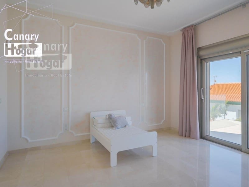 5 bedroom Villa for sale in Costa Adeje with pool garage - € 2,100,000 (Ref: 9834134)