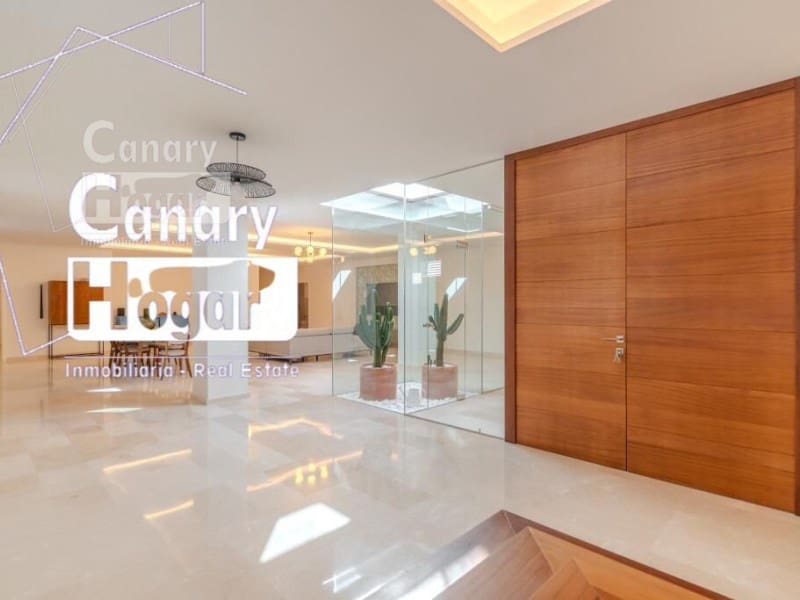 5 bedroom Villa for sale in Costa Adeje with pool garage - € 2,100,000 (Ref: 9834134)