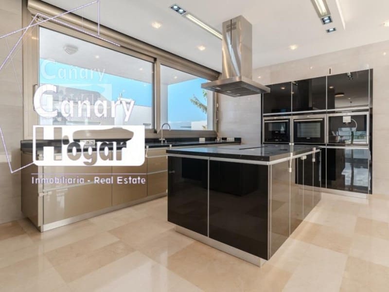 5 bedroom Villa for sale in Costa Adeje with pool garage - € 2,100,000 (Ref: 9834134)